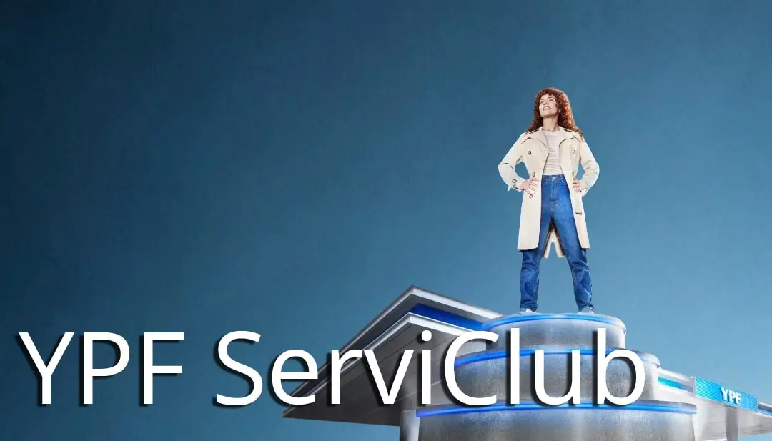 Serviclub, mujer parada sobre un podio