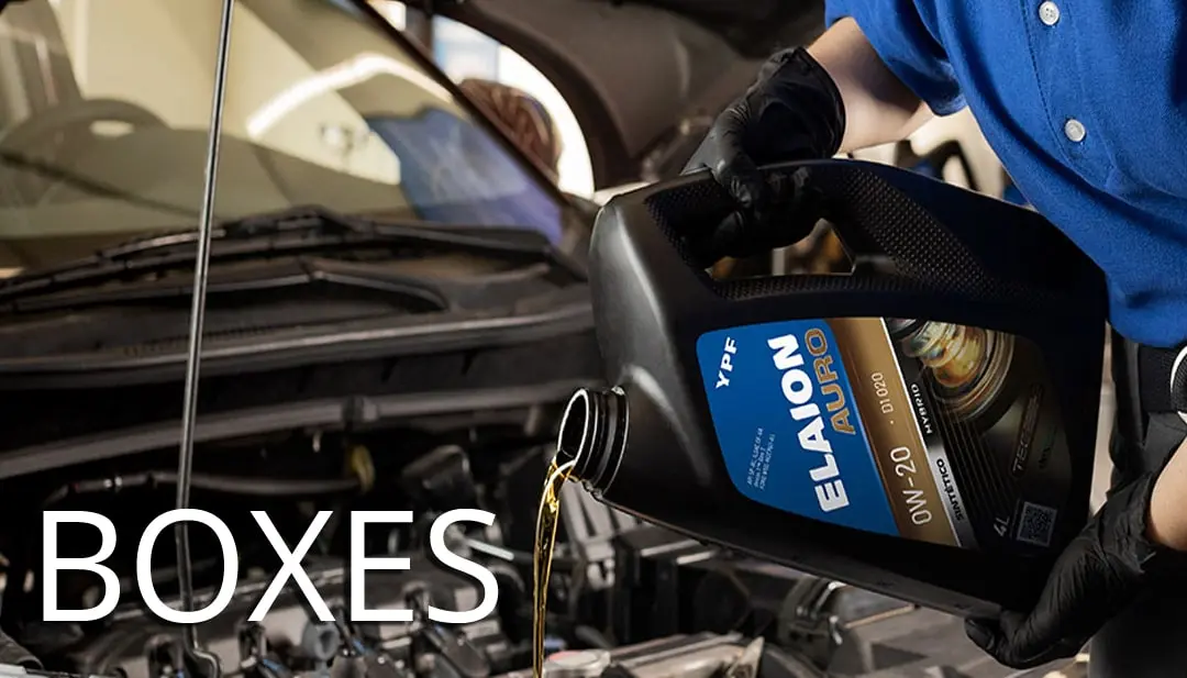 Personal de Boxes echando lubricante.