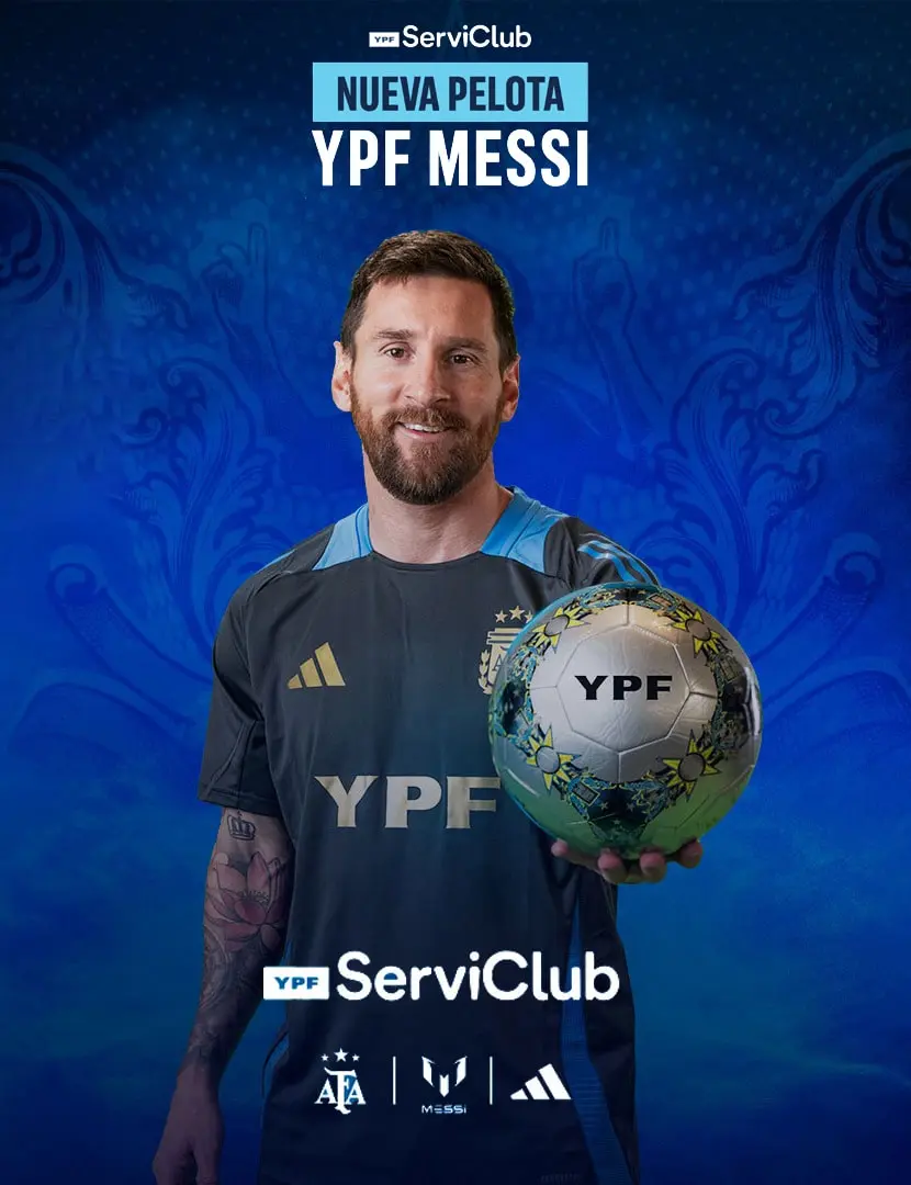 Messi con una pelota en la mano